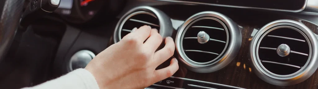 Quando o ar-condicionado está ligado, ele exige mais do motor, que precisa de energia extra para manter o sistema funcionando e essa energia vem do próprio combustível.